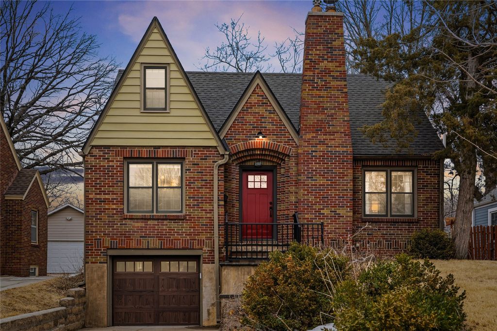 2207 39th Street, Des Moines, IA 50310