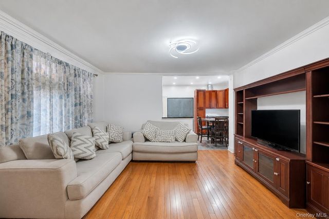 10530 Van Wyck Expressway, Richmond Hill S., NY 11419