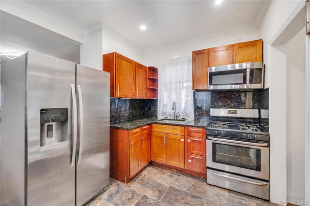 10530 Van Wyck Expressway, Richmond Hill S., NY 11419