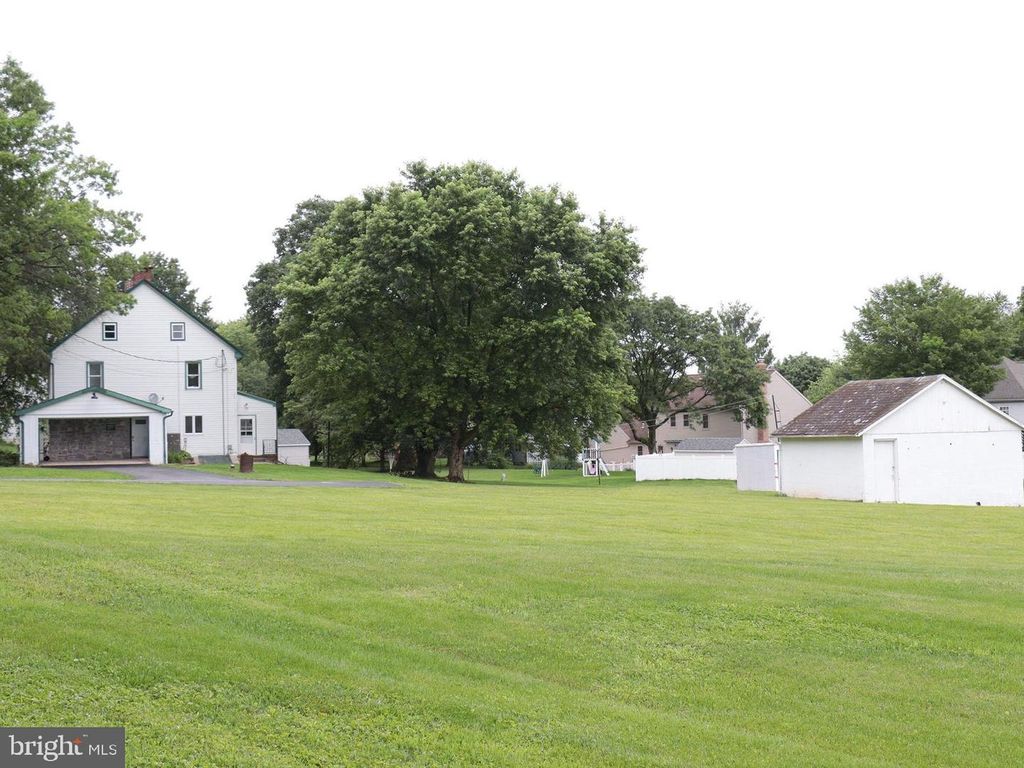 2475 OREGON PIKE, Lancaster, PA 17601