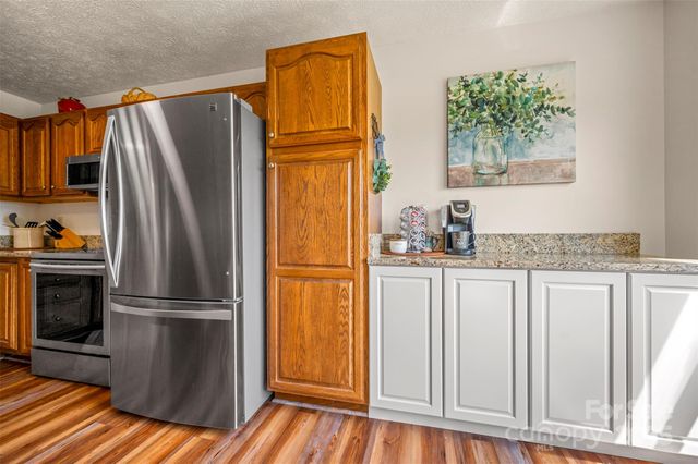 592 N Clear Creek Road N, Hendersonville, NC 28792