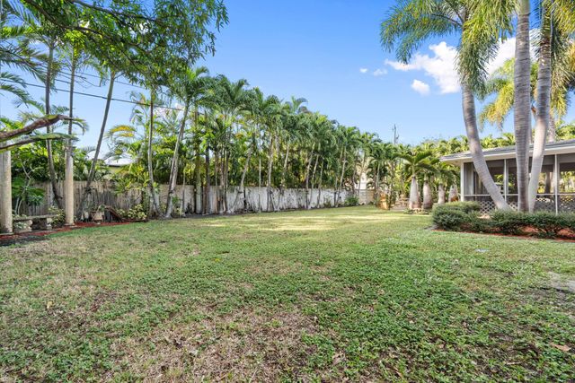 8 Bell Lane, Palm Springs, FL 33406