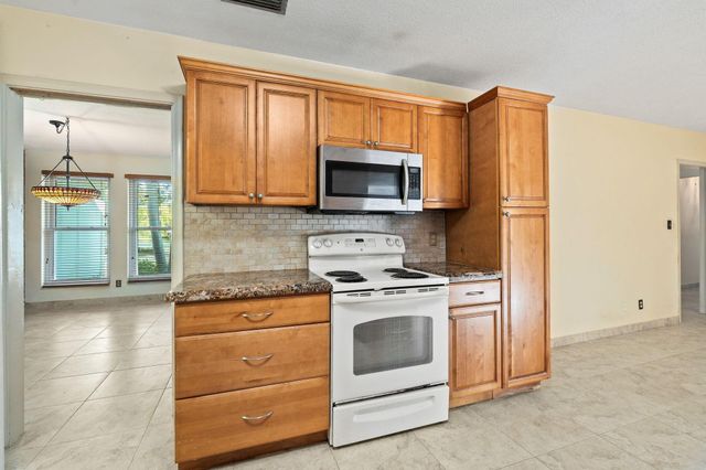 8 Bell Lane, Palm Springs, FL 33406