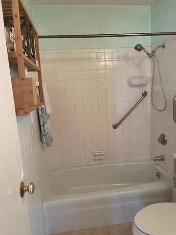 3 Chapel Hill Dr 4, Plymouth, MA 02360