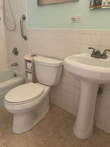 3 Chapel Hill Dr 4, Plymouth, MA 02360