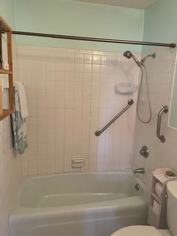 3 Chapel Hill Dr 4, Plymouth, MA 02360