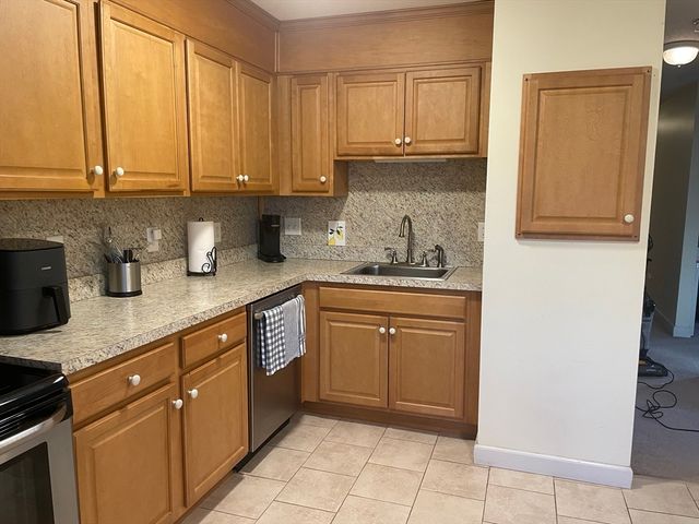 3 Chapel Hill Dr 4, Plymouth, MA 02360