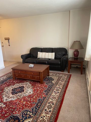 3 Chapel Hill Dr 4, Plymouth, MA 02360