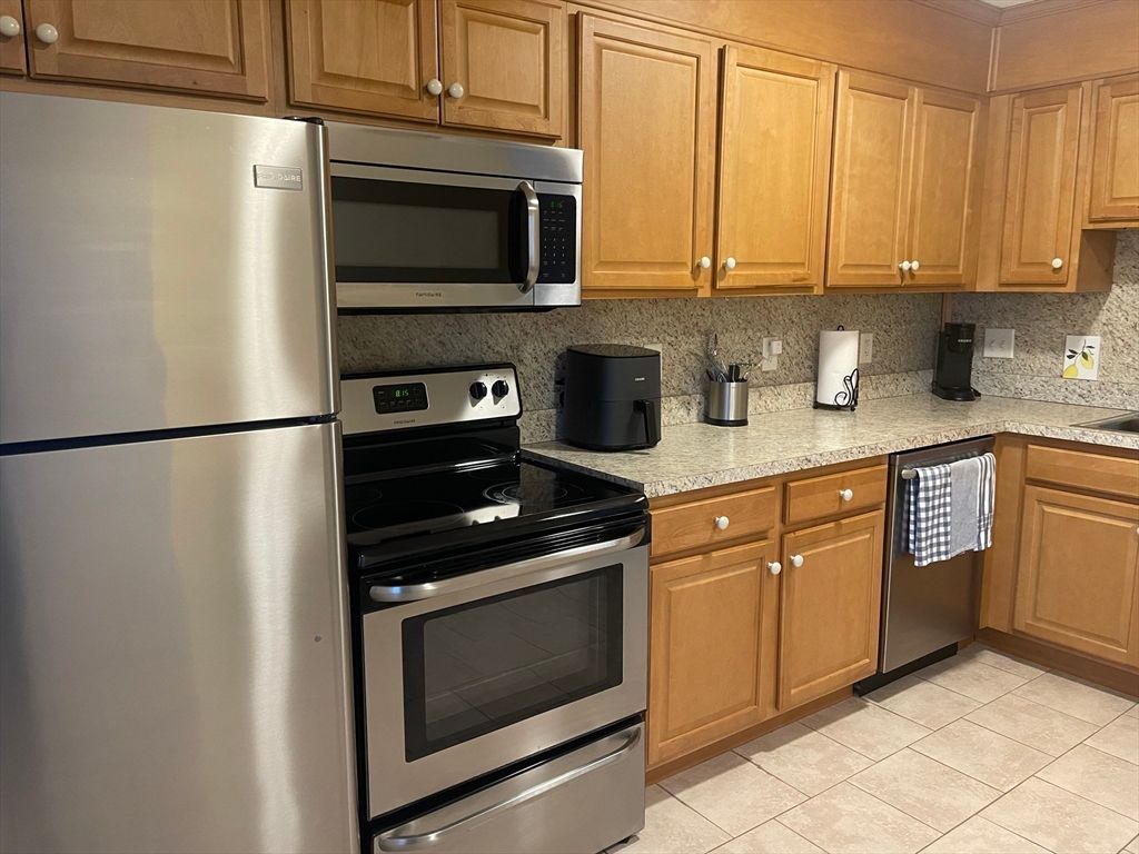 3 Chapel Hill Dr 4, Plymouth, MA 02360