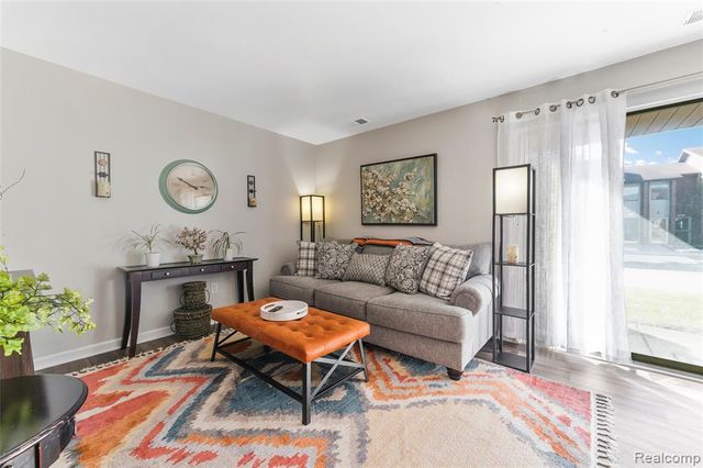 33585 Pondview Circle 116, Livonia, MI 48152