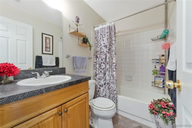 33585 Pondview Circle 116, Livonia, MI 48152