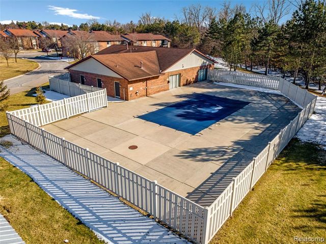 33585 Pondview Circle 116, Livonia, MI 48152