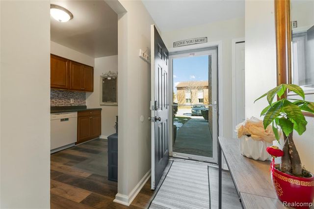 33585 Pondview Circle 116, Livonia, MI 48152