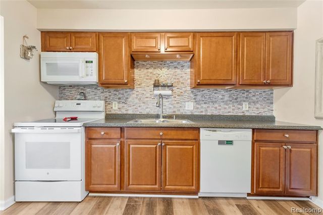 33585 Pondview Circle 116, Livonia, MI 48152