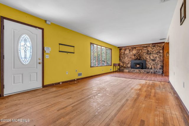 40 Redwood Place, Jackson, NJ 08527