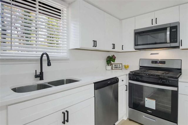 8878 Burnham Way, Jonesboro, GA 30238