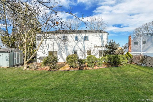 8 Linden Street, Selden, NY 11784