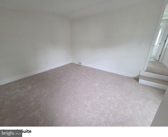 7 N LOCUST AVE, Marlton, NJ 08053