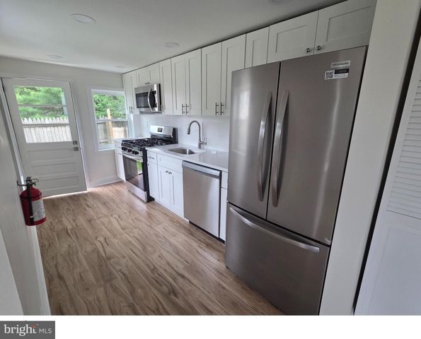7 N LOCUST AVE, Marlton, NJ 08053