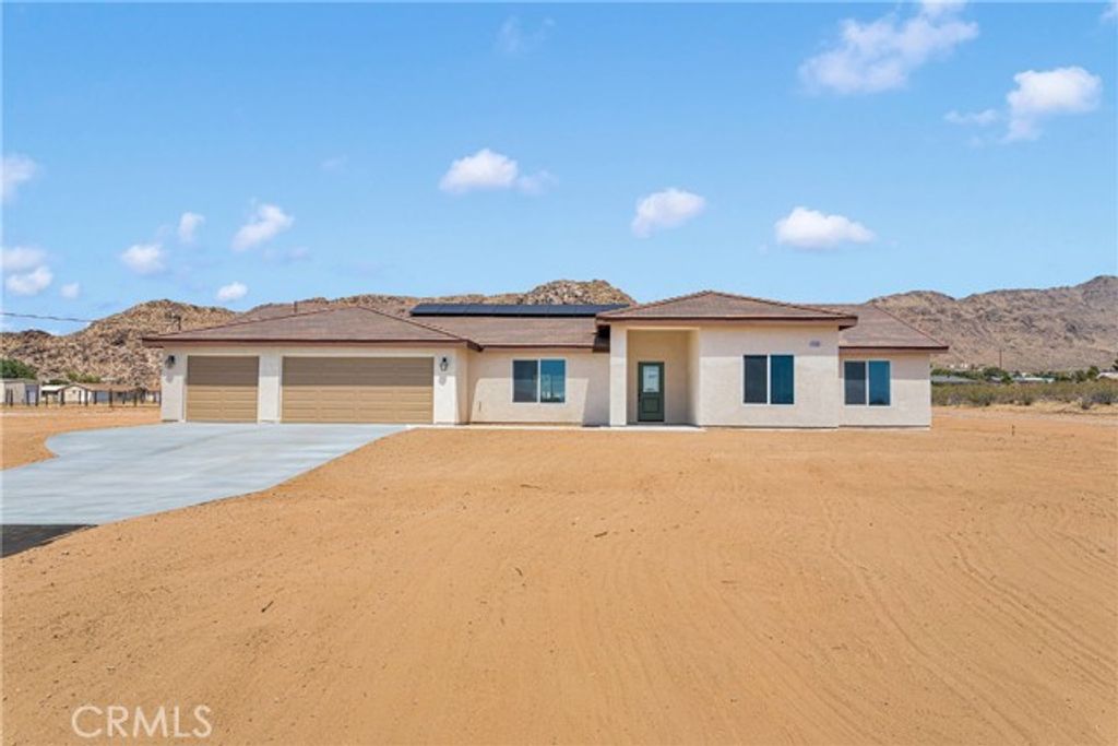 15365 Laguna Seca Drive, Apple Valley, CA 92307