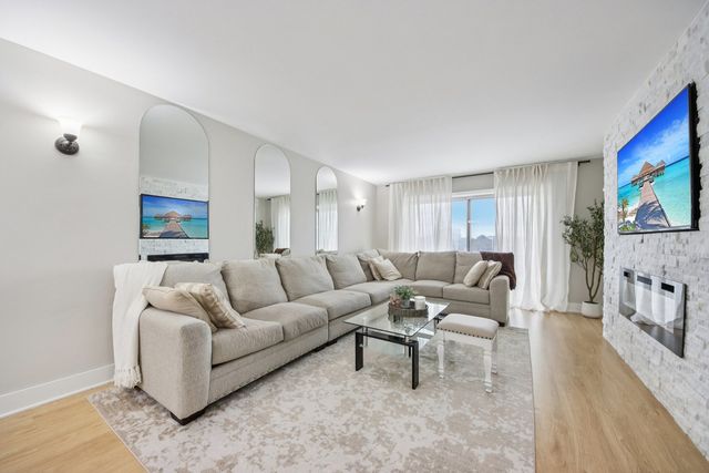 4949 Golf Road 308, Skokie, IL 60077