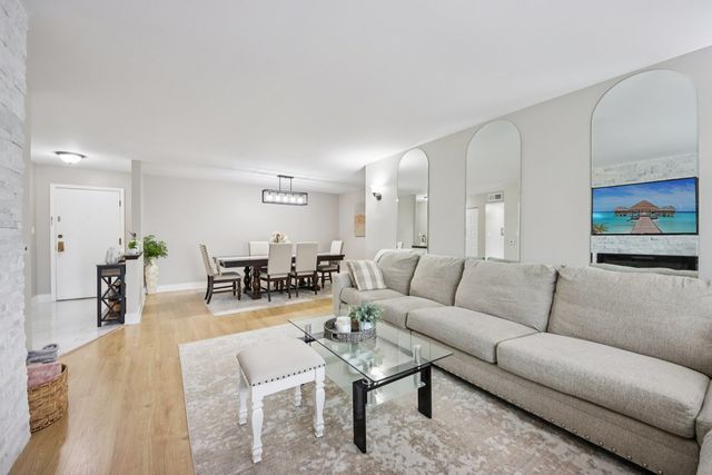 4949 Golf Road 308, Skokie, IL 60077