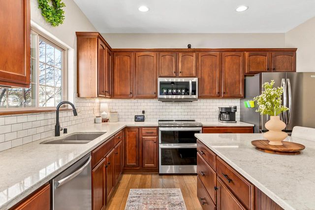 3822 Creekside DRIVE, Waukesha, WI 53189