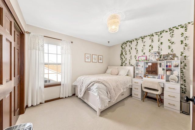 3822 Creekside DRIVE, Waukesha, WI 53189