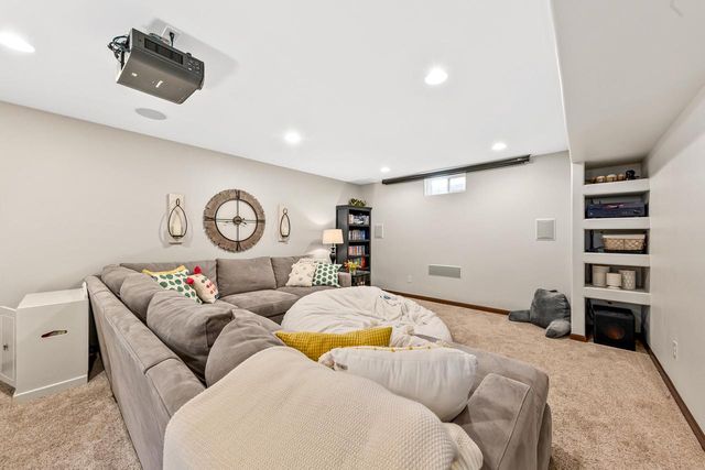 3822 Creekside DRIVE, Waukesha, WI 53189