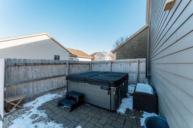 3822 Creekside DRIVE, Waukesha, WI 53189