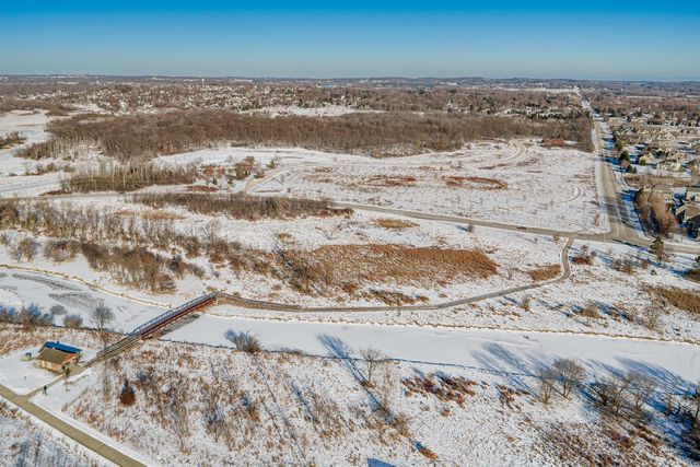 3822 Creekside DRIVE, Waukesha, WI 53189