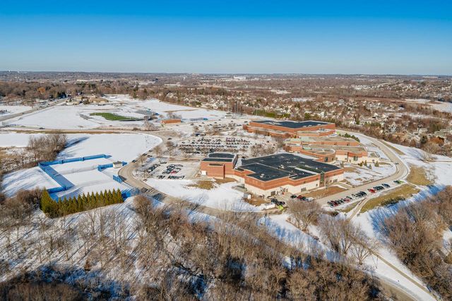 3822 Creekside DRIVE, Waukesha, WI 53189