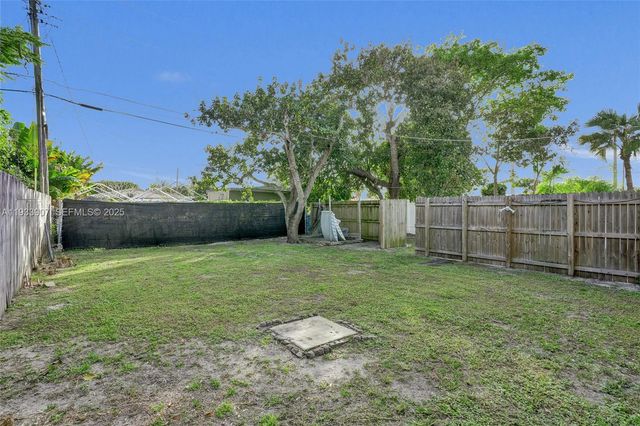 249 SW 4th St 2, Dania Beach, FL 33004