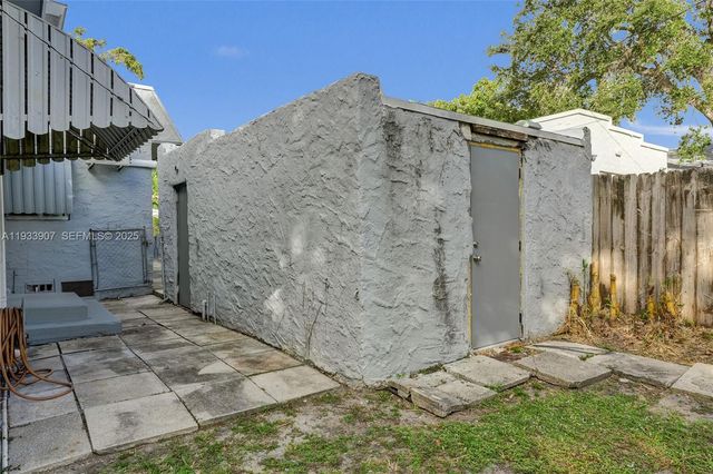 249 SW 4th St 2, Dania Beach, FL 33004