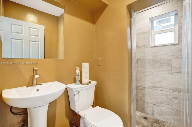 249 SW 4th St 2, Dania Beach, FL 33004