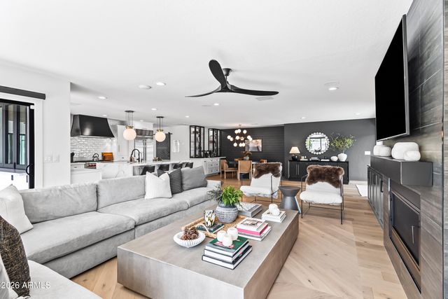 4455 E VIA LOS CABALLOS --, Phoenix, AZ 85028