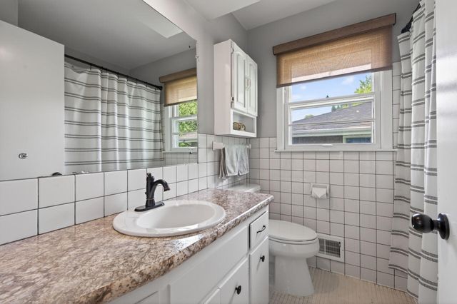 8600 31st Avenue N, Crystal, MN 55427