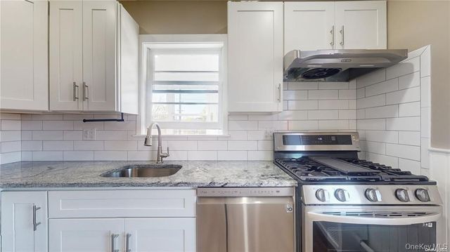 386 Mulry Lane, Lawrence, NY 11559