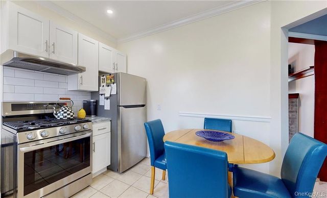 386 Mulry Lane, Lawrence, NY 11559