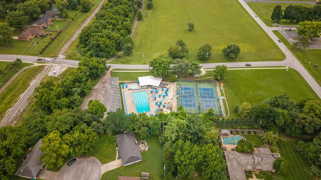 2266 S Meadowview Avenue, Springfield, MO 65804