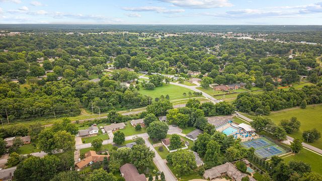 2266 S Meadowview Avenue, Springfield, MO 65804