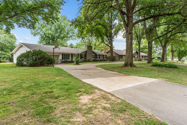 2266 S Meadowview Avenue, Springfield, MO 65804