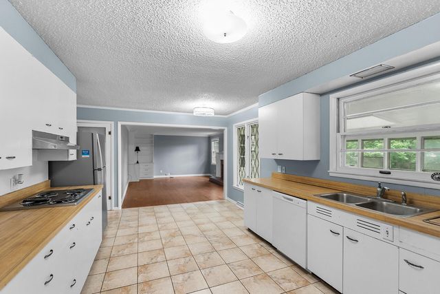 2266 S Meadowview Avenue, Springfield, MO 65804