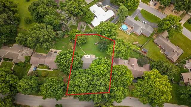 2266 S Meadowview Avenue, Springfield, MO 65804