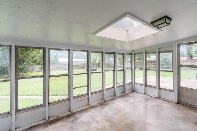 2266 S Meadowview Avenue, Springfield, MO 65804