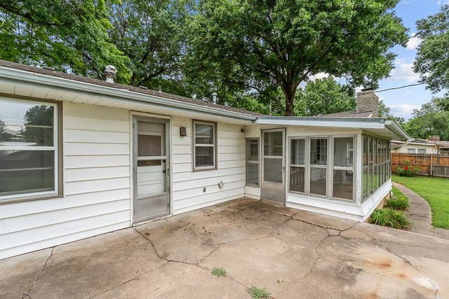 2266 S Meadowview Avenue, Springfield, MO 65804
