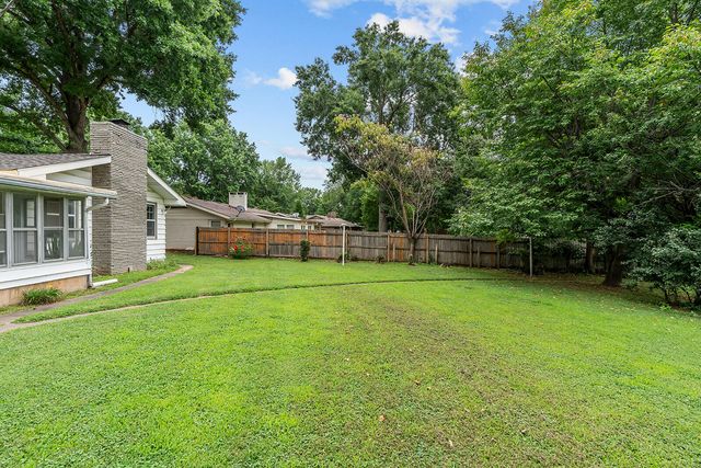 2266 S Meadowview Avenue, Springfield, MO 65804
