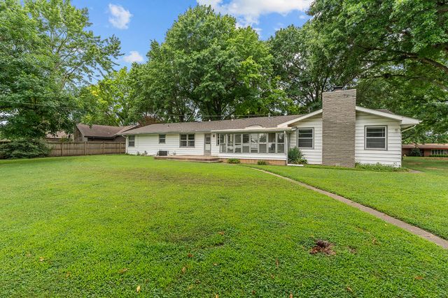 2266 S Meadowview Avenue, Springfield, MO 65804