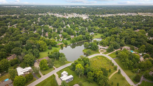 2266 S Meadowview Avenue, Springfield, MO 65804