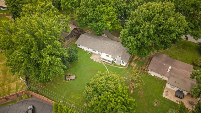 2266 S Meadowview Avenue, Springfield, MO 65804